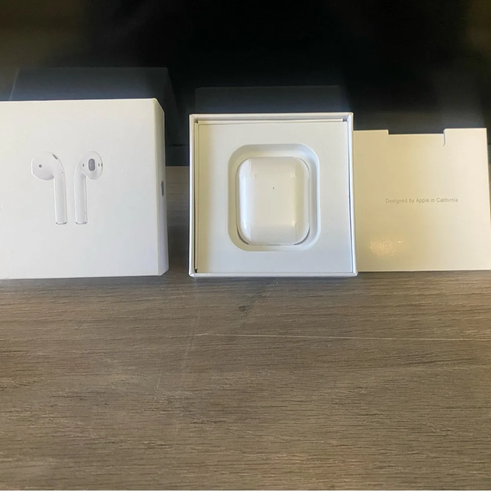 Apple Wireless Earbuds in White